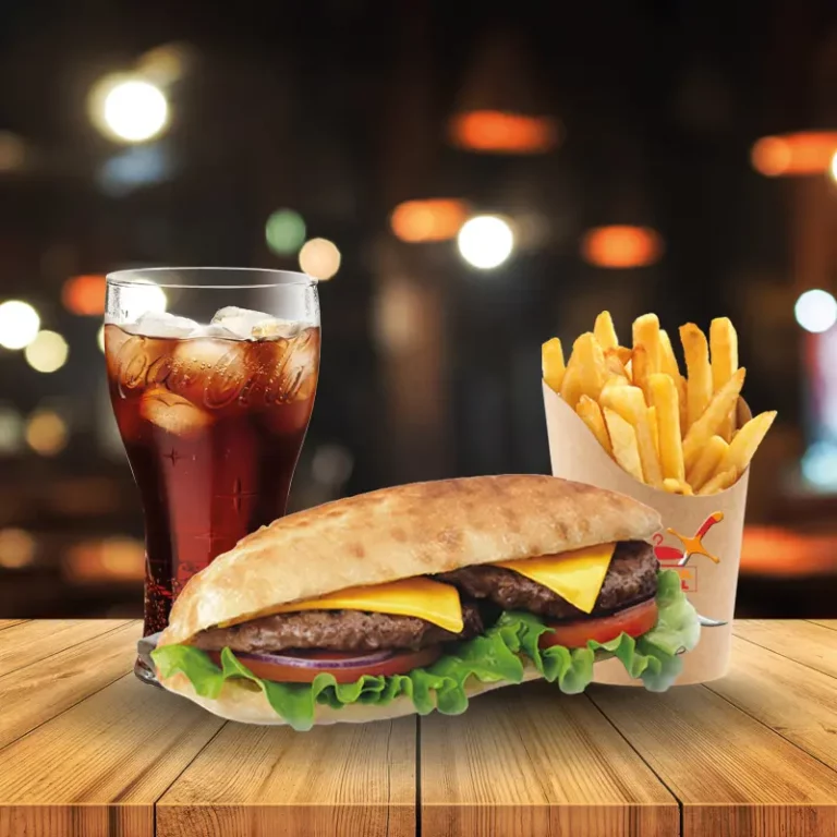 Photo menu sandwich steak haché avec frites et boisson